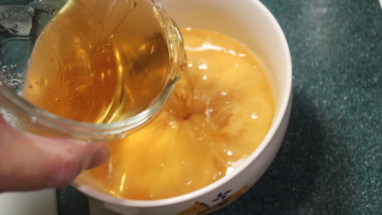 日式茶碗蒸,将高汤倒入蛋液中。比率大约1颗蛋：150CC高汤。