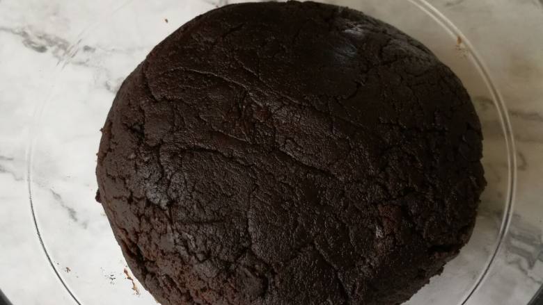 巧克力月饼（超详细）,炒好的馅冷却后盖上保鲜膜冰箱冷藏1-2小时。