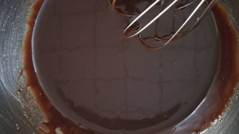 巧克力月饼（超详细）,用手动打蛋器充分搅拌均匀。
