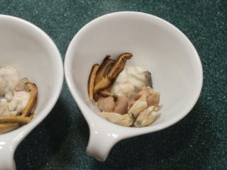 日式茶碗蒸,将已经烫熟的鸡肉、鱼肉、蛤蛎、香菇等材料放入茶碗内。
