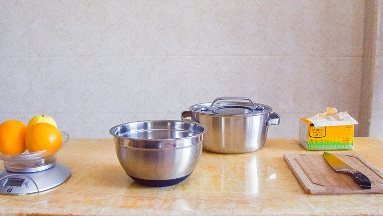香橙酱,将要用到的炊具和食材清洗干净，摆放好备用。
