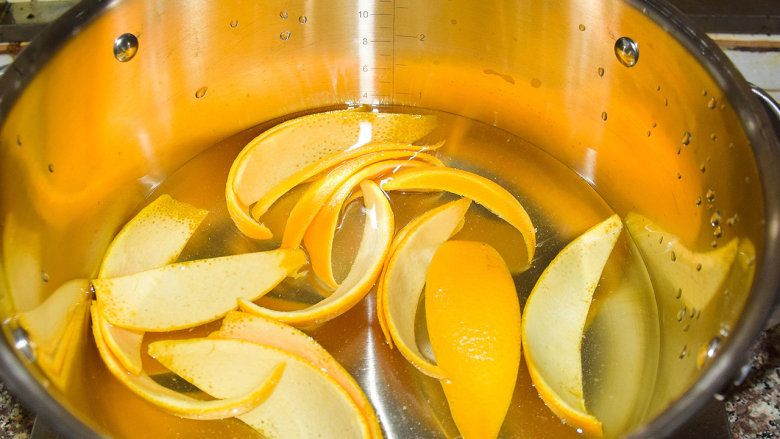 香橙酱,把橙皮放入锅中加水煮，水开2分钟即可