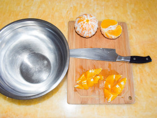 香橙酱,将果肉切成小块。