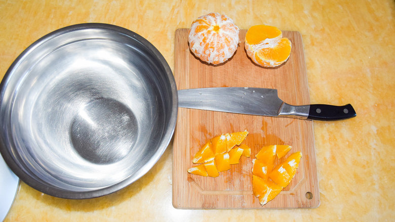 香橙酱,将果肉切成小块。