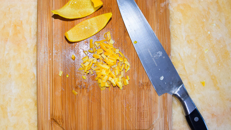香橙酱,将煮好的果皮冷却后切成细丁，要尽量切得细一点，这样口感更佳。