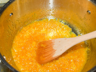 香橙酱,果酱变得粘稠，搅动有阻滞感即可。此过程可能长达20分钟，一定要有耐心，随着水分的减少不断调小火力。