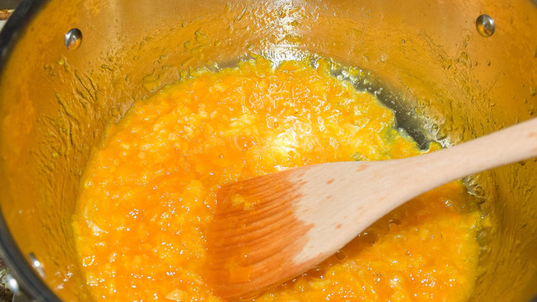 香橙酱,果酱变得粘稠，搅动有阻滞感即可。此过程可能长达20分钟，一定要有耐心，随着水分的减少不断调小火力。