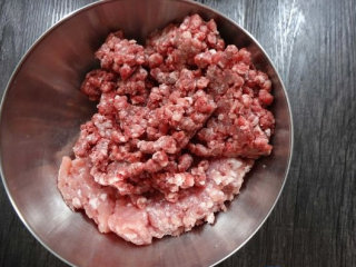 義大利肉醬簡易版/波隆那肉醬,1.將牛絞肉及豬絞肉混合均勻