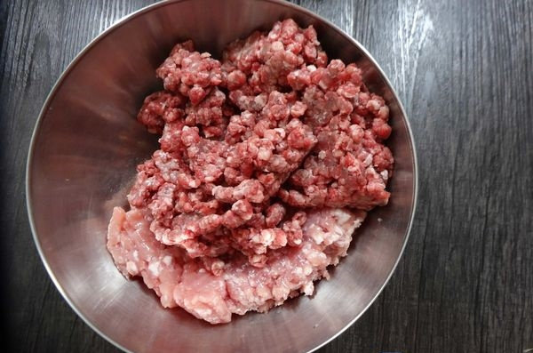 義大利肉醬簡易版/波隆那肉醬,1.將牛絞肉及豬絞肉混合均勻