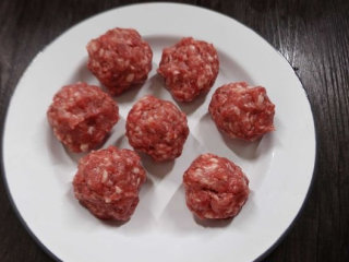 義大利肉醬簡易版/波隆那肉醬,2.將材料充分混合。簡單的用雙手互相甩打，做成肉丸子