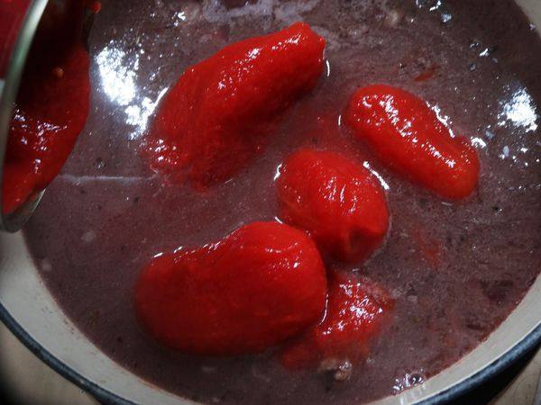 義大利肉醬簡易版/波隆那肉醬,7.倒入整粒蕃茄罐頭，