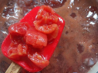 義大利肉醬簡易版/波隆那肉醬,並將蕃茄切成塊狀(亦可用食物剪刀剪成塊狀)後加入200ml水及雞湯一起燉煮

