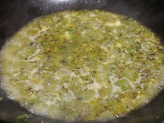 烧椒鳝鱼,烧椒酱炒香后，放入适量清水或者鲜汤烧入味
