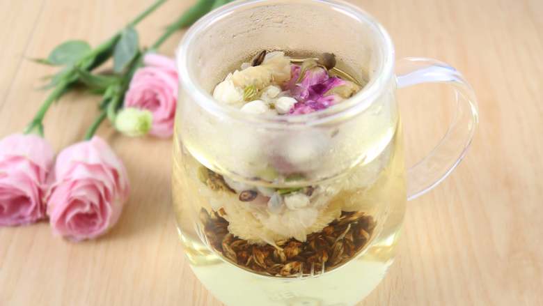#冬喝暖饮夏吃冰#玫瑰红润养颜茶,杯子加满水，盖盖，静置2-5分钟，让各种花茶释放出香味。