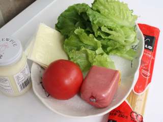 意面汉堡,首先准备好食材。生菜洗净控水，西红柿切片，火腿切片，备用。