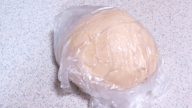 萌宠【龙猫挤挤小面包】,把揉好的面团放入干净的保鲜袋里，前端封口系紧；放入冰箱里，发酵过夜就可以了，10小时左右