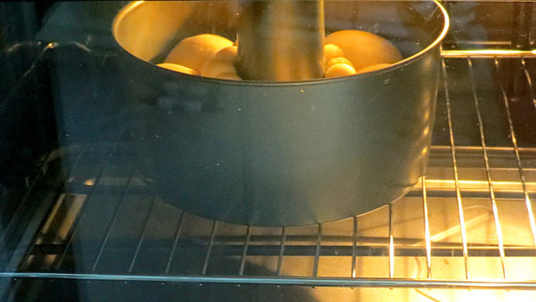 萌宠【龙猫挤挤小面包】,预热烤箱，上下管180度。预热好之后，转成170度，放入烤箱，烤20分钟(视各家烤箱习性调整温度和时间)