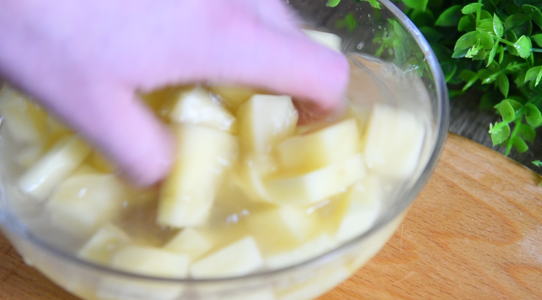 土豆原来可以这样吃，好吃到让你上天，孜然小土豆块！,将土豆块放入清水中，洗去多余淀粉