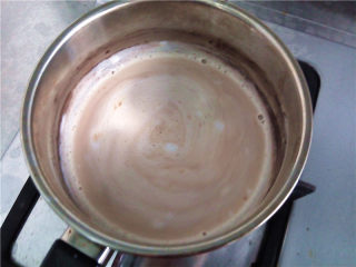 秋冬季养胃暖身最佳饮品--姜枣奶茶,在快开时我将红糖放入牛奶中使之融化。