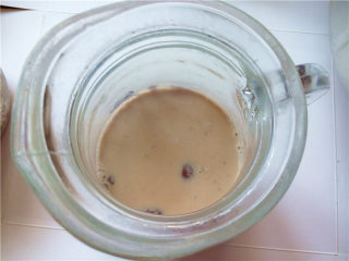 秋冬季养胃暖身最佳饮品--姜枣奶茶,搅拌均匀即可；