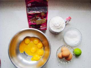 零添加版蛋黄手指饼干,食材称好备用，盆中打入8个蛋黄。