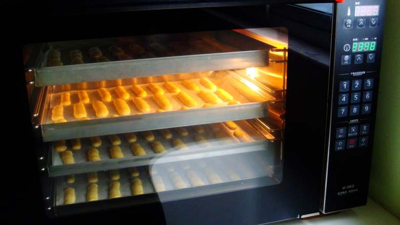 零添加版蛋黄手指饼干,猛犸象智能热风炉烤箱提前预热：160度，放入4个烤盘。（这个量可以做4烤盘）烤20分钟。