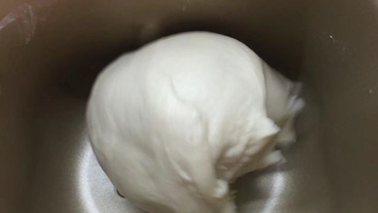 可可螺旋酥,将a材料油皮部分放入面包机搅拌成光滑的面团。