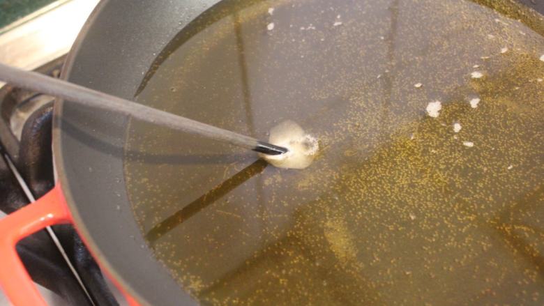 香酥排骨,中火将油温加热到约140℃的低中温。大约是筷子放入起小水泡程度。先小火慢炸，才不会外酥内不熟。   