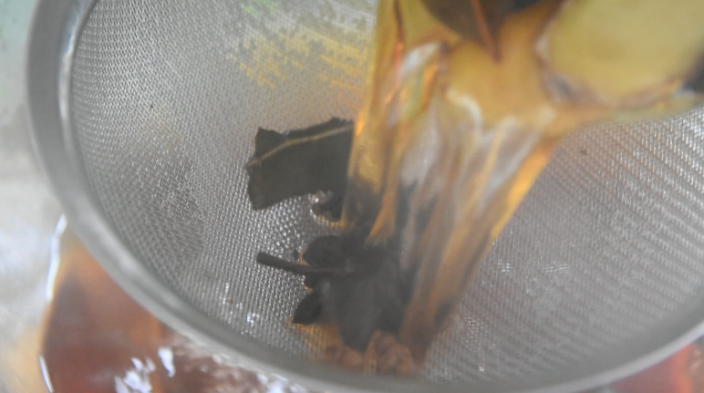 金秋十月，以一壶陈酒邂逅肥美大闸蟹！,用滤网过滤掉多余杂质，将汤汁放凉备用