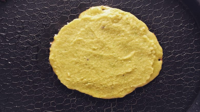 高蛋白减脂——虾仁豌豆饼,煎至表面无液体流动既可以反面；