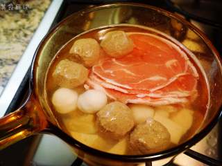 麻辣香锅 | 🌶辣，是饭桌上不可或缺的一味,将所有的肉类用水焯一遍。