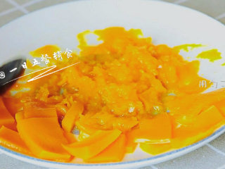南瓜蔬菜浓汤 宝宝辅食，胡萝卜+奶粉+芦笋,用勺子压成泥。