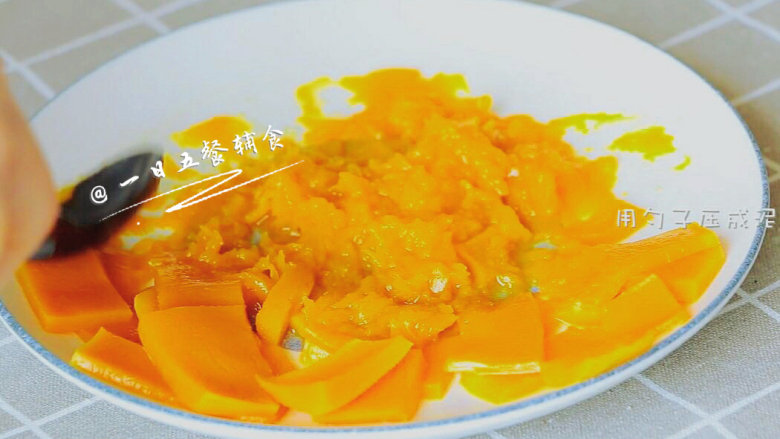 南瓜蔬菜浓汤 宝宝辅食，胡萝卜+奶粉+芦笋,用勺子压成泥。