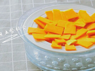 南瓜蔬菜浓汤 宝宝辅食，胡萝卜+奶粉+芦笋, 南瓜切片蒸10分钟。