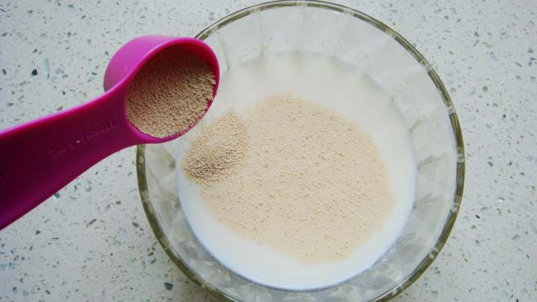 葡萄干司康,取一半的牛奶（份量内）加至温热，倒入酵母粉。