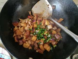 茄丁肉末,炒至快干时撒上葱花，翻炒几下即出锅。
