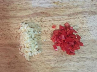 乾煸四季豆,蒜切末；辣椒去籽切小丁。