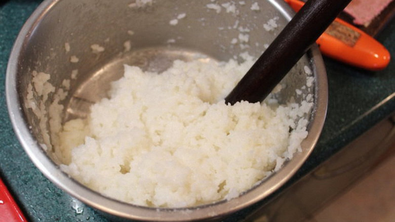 烤米卷,将剩下的米饭再蒸热后，以木棍拌捣至出现黏性。