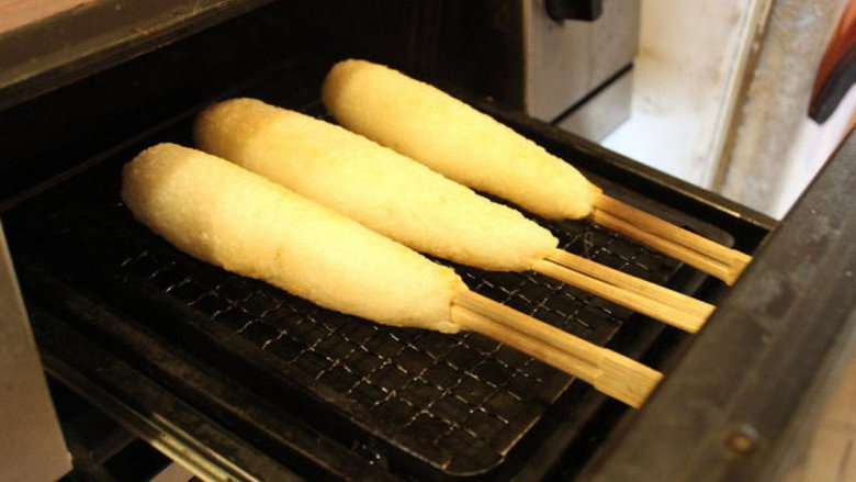 烤米卷,将做好的米卷，放入上火的烤箱，以200℃烤到两面表面微焦。如果可以在碳火上烤，风味会更好。