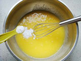 芝麻桃酥,搅拌均匀后，加入苏打粉和泡打粉。