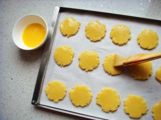 芝麻桃酥,表面均匀的刷上鸡蛋液（分量外）。
