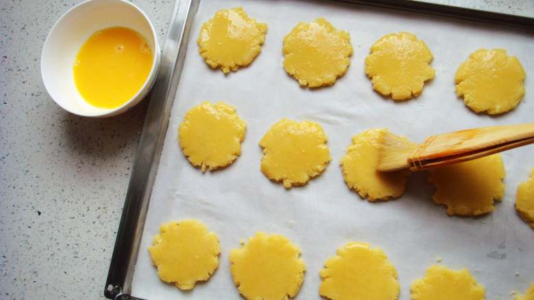 芝麻桃酥,表面均匀的刷上鸡蛋液（分量外）。