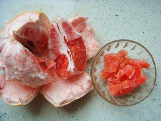 红柚果粒蛋糕,剥开红柚取果粒备用。