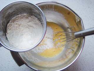 红柚果粒蛋糕,继续搅拌均匀，筛入面粉。
