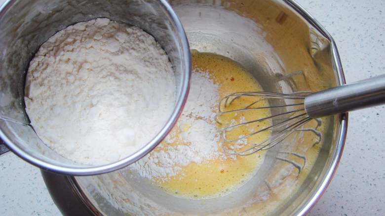 红柚果粒蛋糕,继续搅拌均匀，筛入面粉。