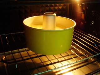 红柚果粒蛋糕,烤箱预热好后：放入中下层，上145度，下140度，烤60分钟。