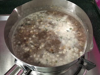 香菇瘦肉红豆沙燕麦粥,开中小火、边煮边搅拌