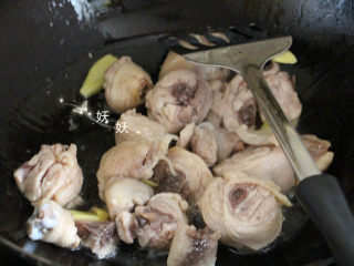 照烧鸡腿煲,将沥干水分的鸡腿下去翻炒，火最好大一些。