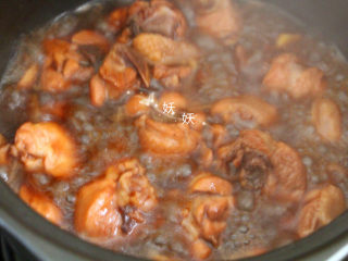 照烧鸡腿煲,不要盖盖子，大火收汁，待汤汁浓稠就可以出锅。