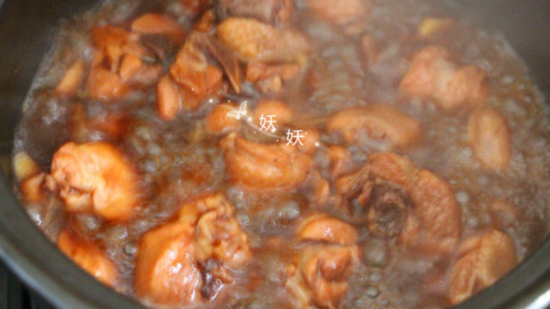 照烧鸡腿煲,不要盖盖子，大火收汁，待汤汁浓稠就可以出锅。